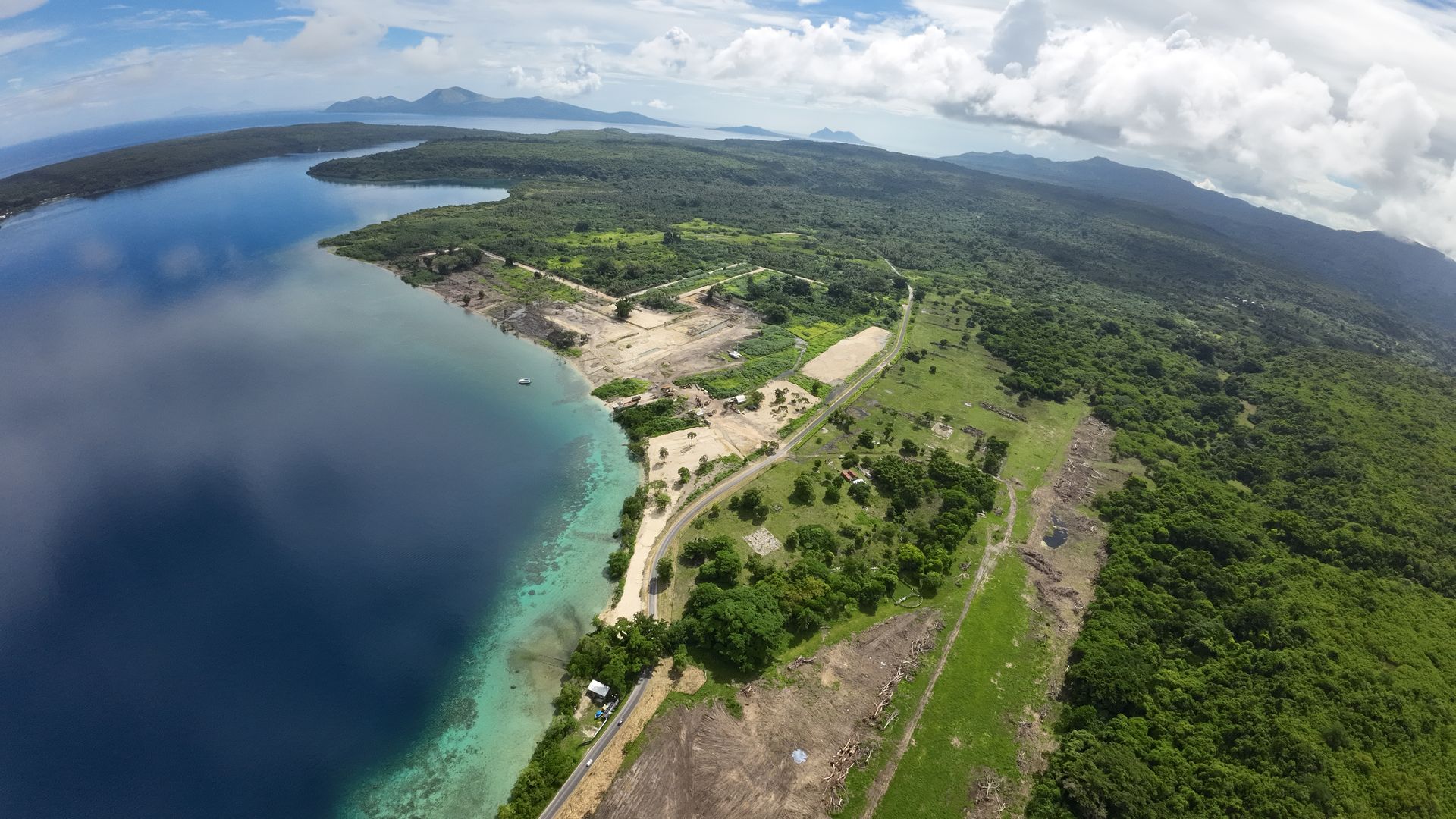 Vue aérienne le long du rivage de Havannah Harbour et de la Ring Road d'Efate, avec le chantier de la marina au centre de la photo et le lot 122 au premier plan.